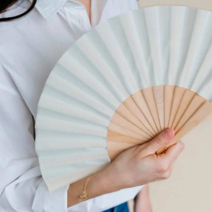 Fan with bracelet & pompon 